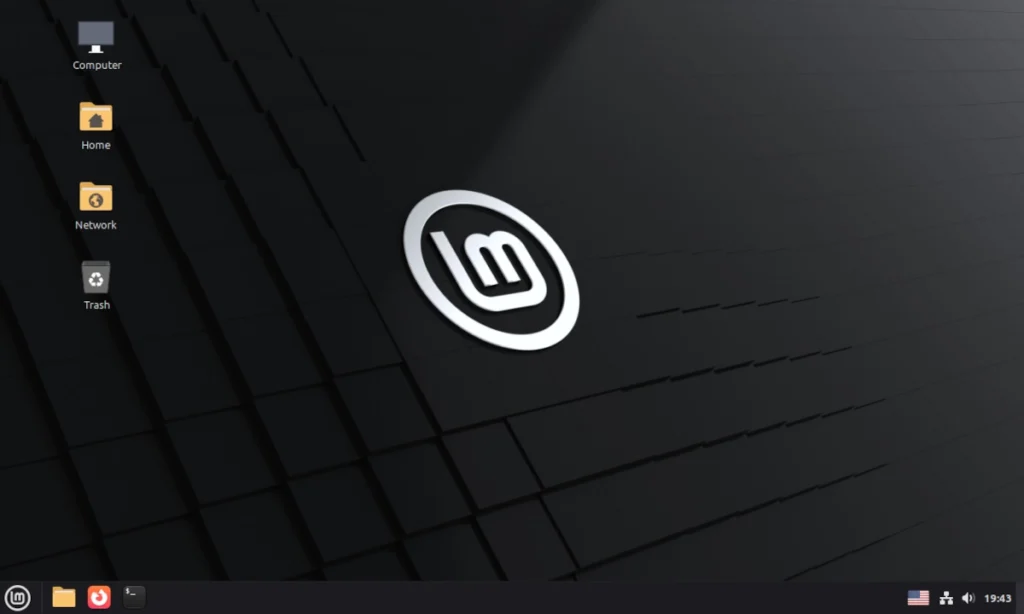 Чистый рабочий стол Linux Mint 22.2 Cinnamon после первой устано